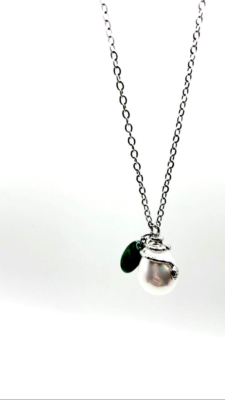 snakepearl necklace